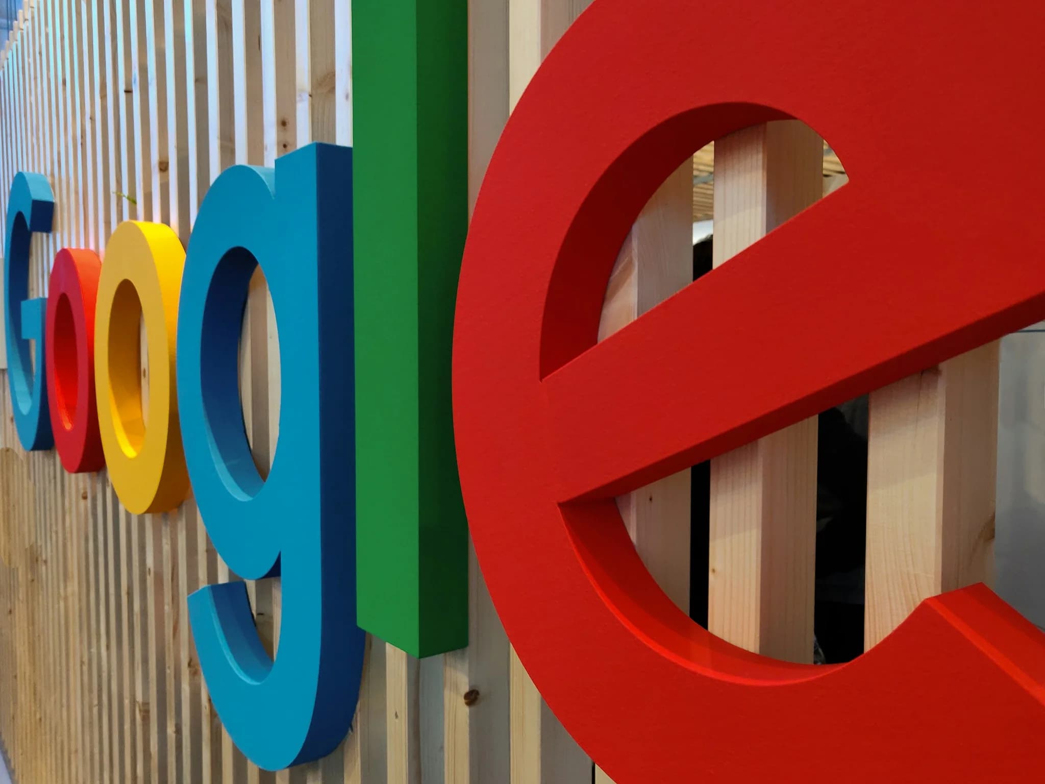 Googles logotyp fotograferad som en skylt.