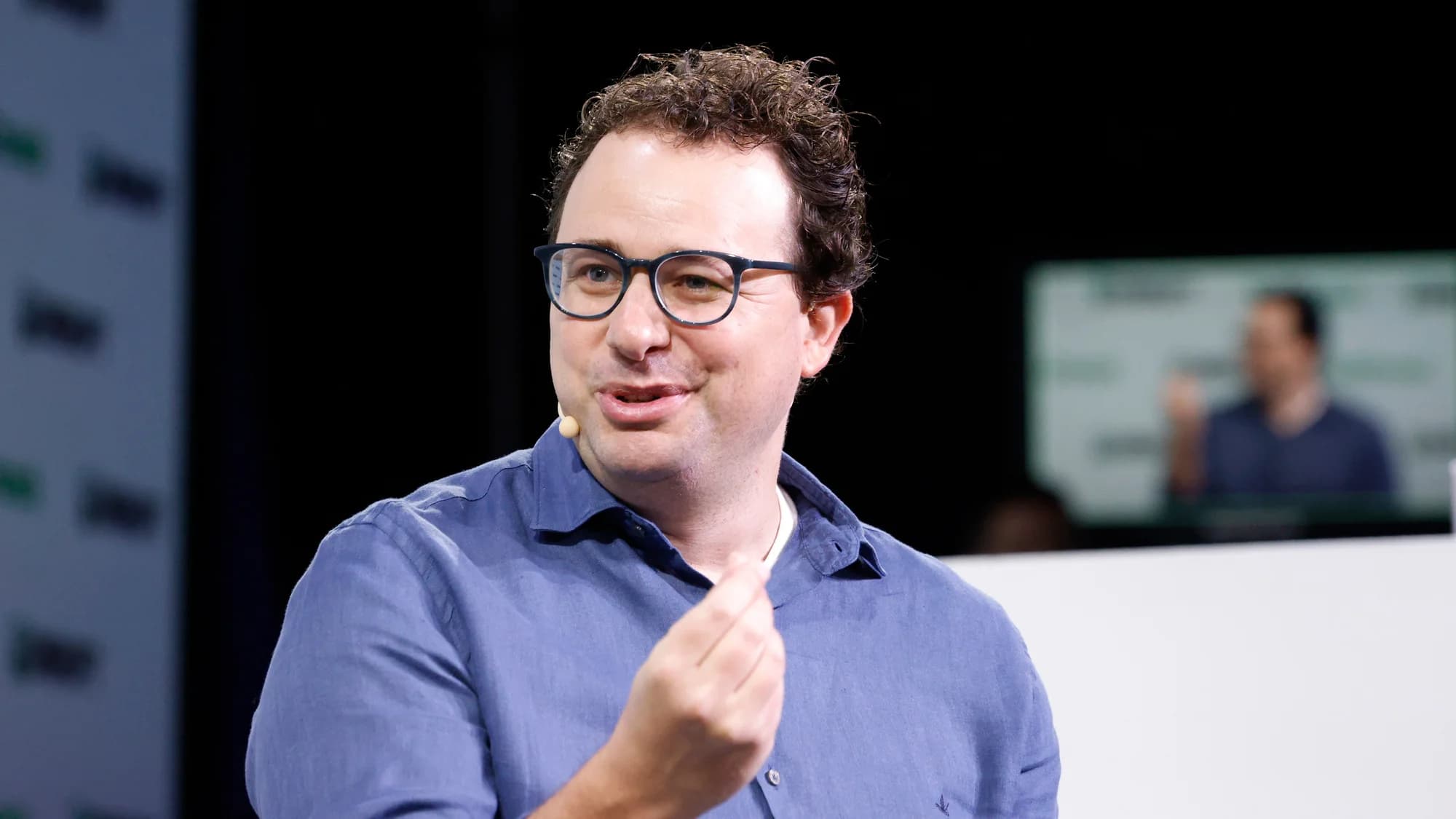 Dario Amodei på scen under TechCrunch Disrupt i San Francisco 2023.