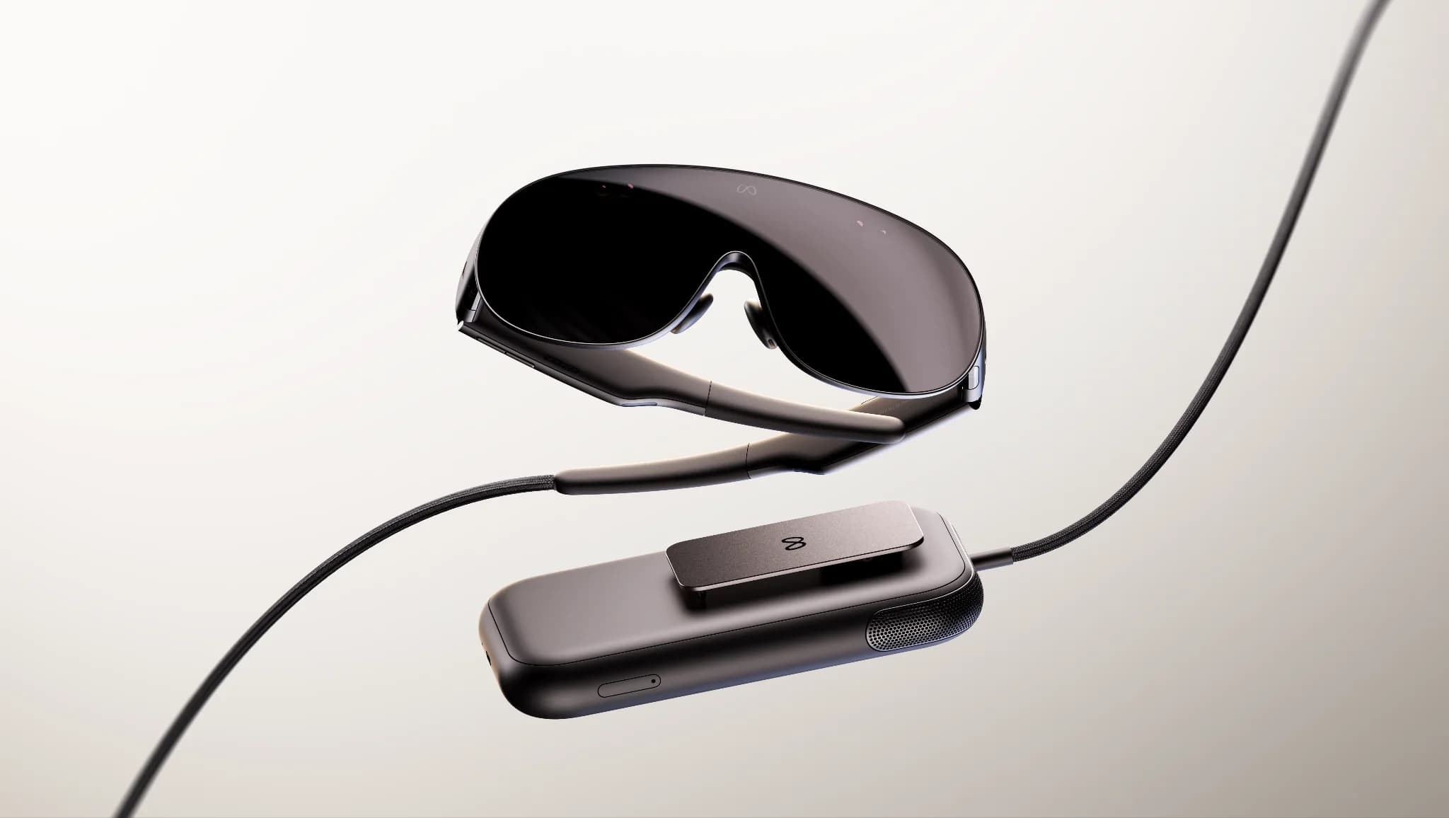 Meta VR Glasses med en separat beräkningsenhet, sammankopplade med en kabel.