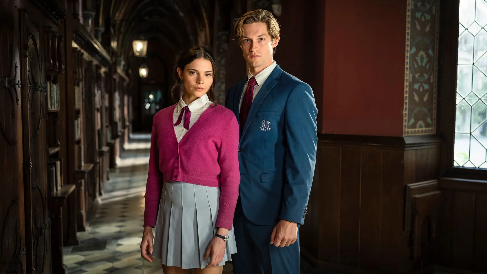 Ruby och James från Prime Video-serien Maxton Hall står tillsammans i en korridor.