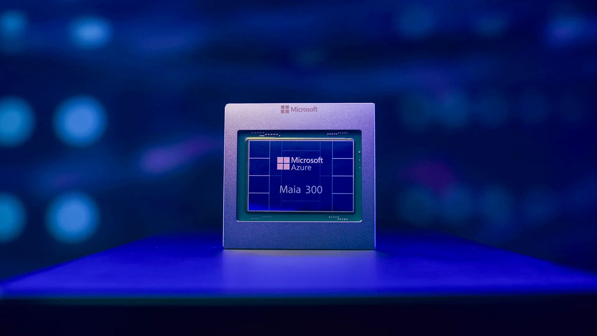 Prototyp av Microsoft Azure Maia 300 stående på en mörk yta med blå bakgrund.