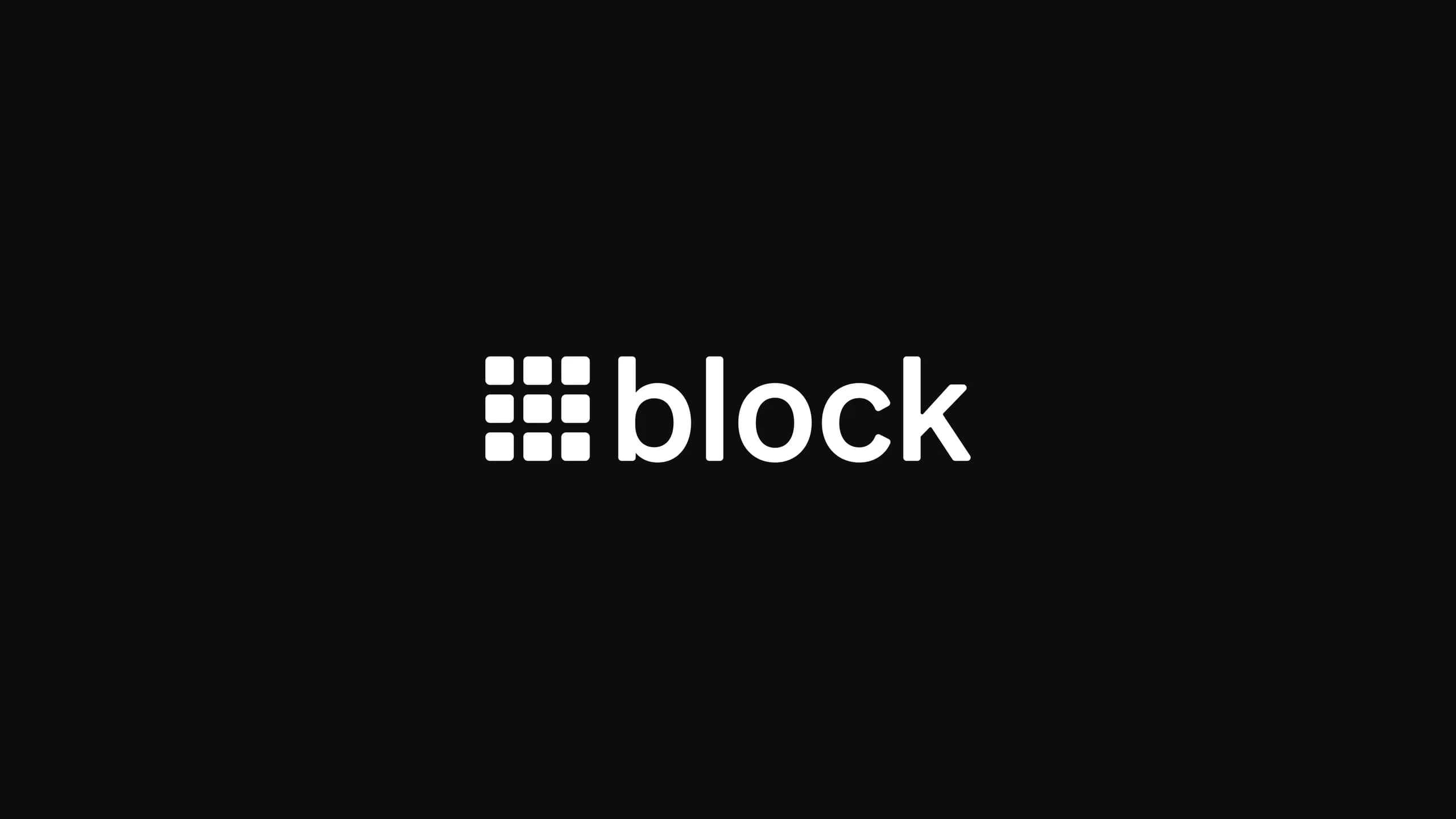 Blocks vita logotyp med nio små rutor och ordet block mot svart bakgrund.
