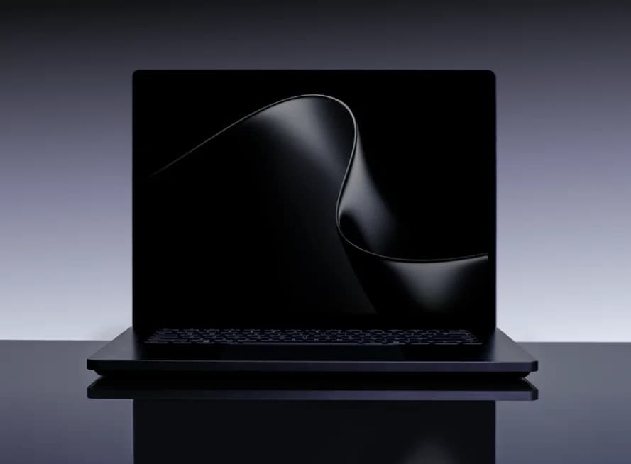 Microsoft Surface Laptop Ultra framifrån med mörk skärm och svart chassi.