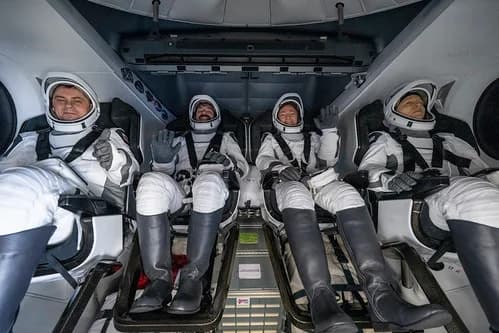 Besättningen på Crew-12 sitter kvar inne i kapseln Dragon Freedom efter återkomsten till Stilla havet den 8 oktober 2026.