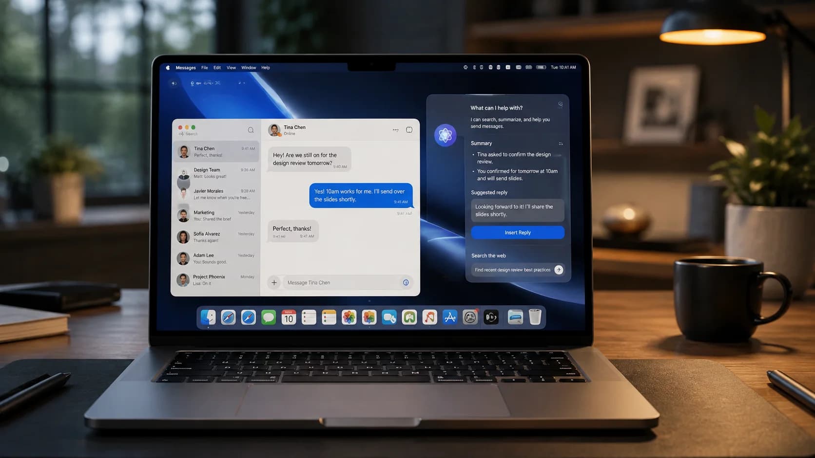 En MacBook på ett skrivbord visar en meddelandekonversation bredvid en AI-assistent som sammanfattar tråden och föreslår ett svar.