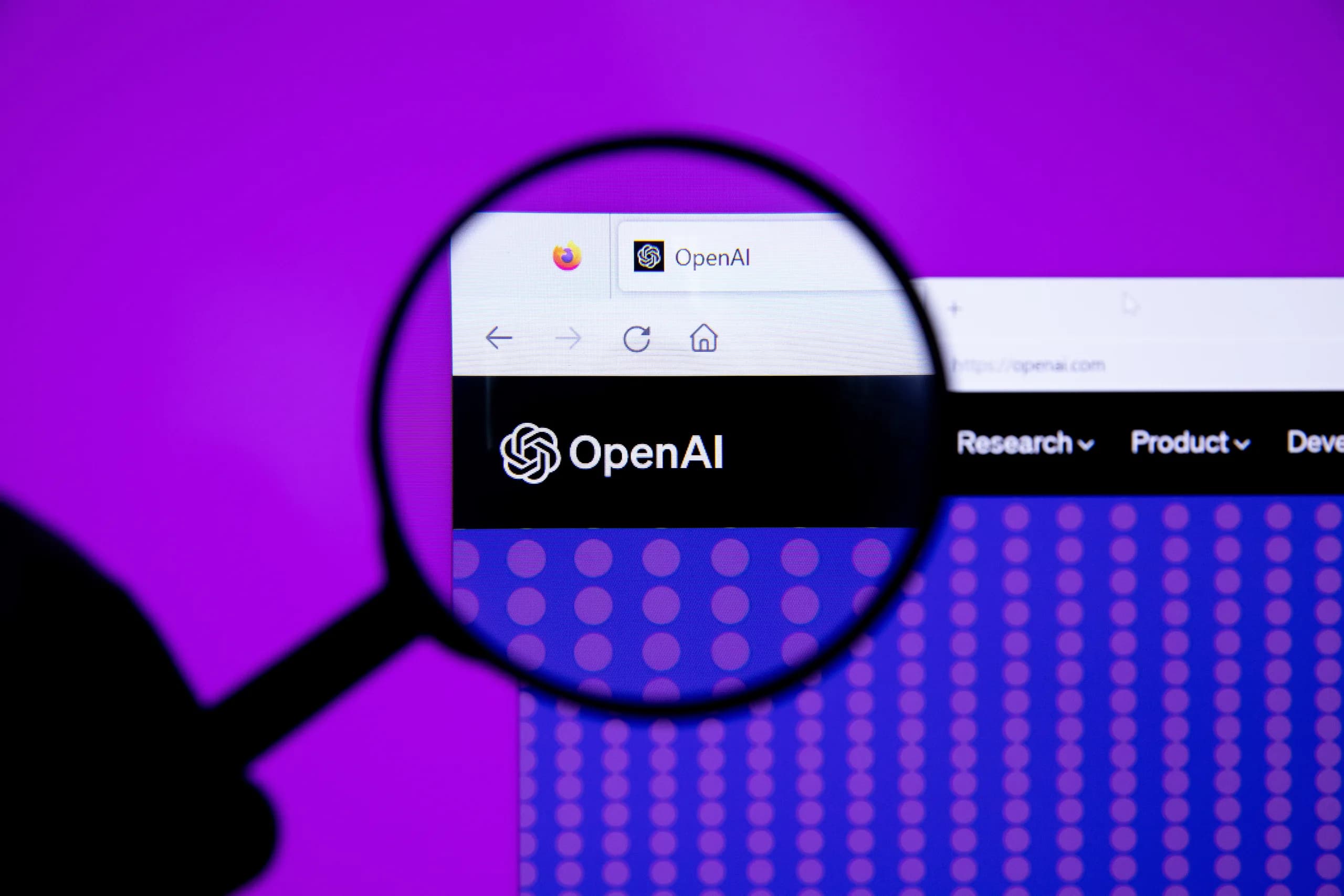 OpenAI-logotyp avbildad genom ett förstoringsglas.