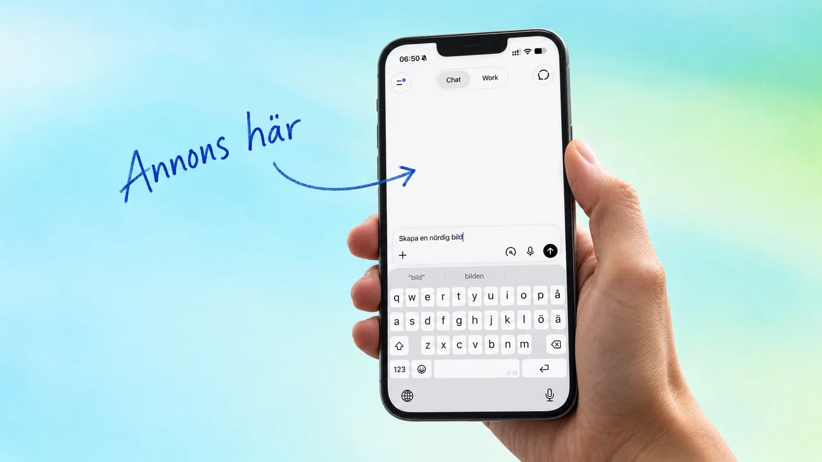 En hand håller en iPhone med ChatGPT öppet. Blå handskriven text och en pil markerar var en annons kan visas på skärmen.
