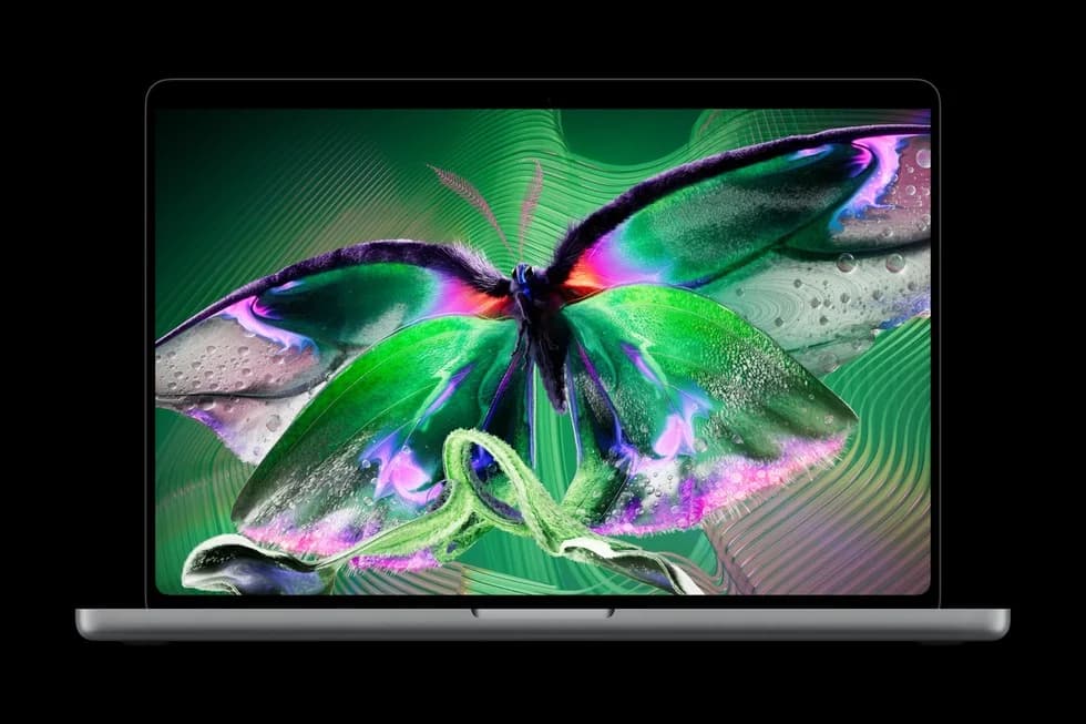 En uppfälld MacBook Pro med PROLED XDR-skärm visar en färgstark fjäril.