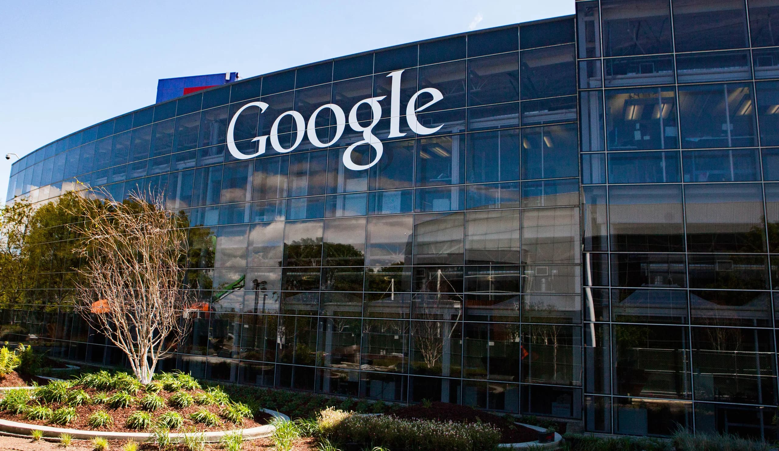 Google-logotyp vid företagets huvudkontor.