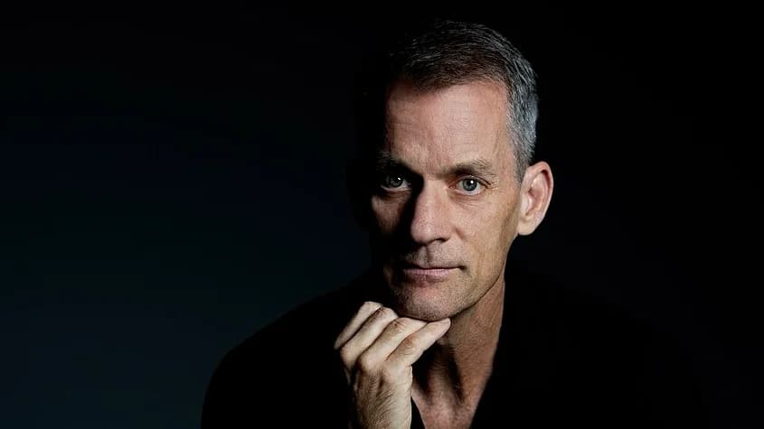 Porträtt på Jeff Dean mot mörk bakgrund.