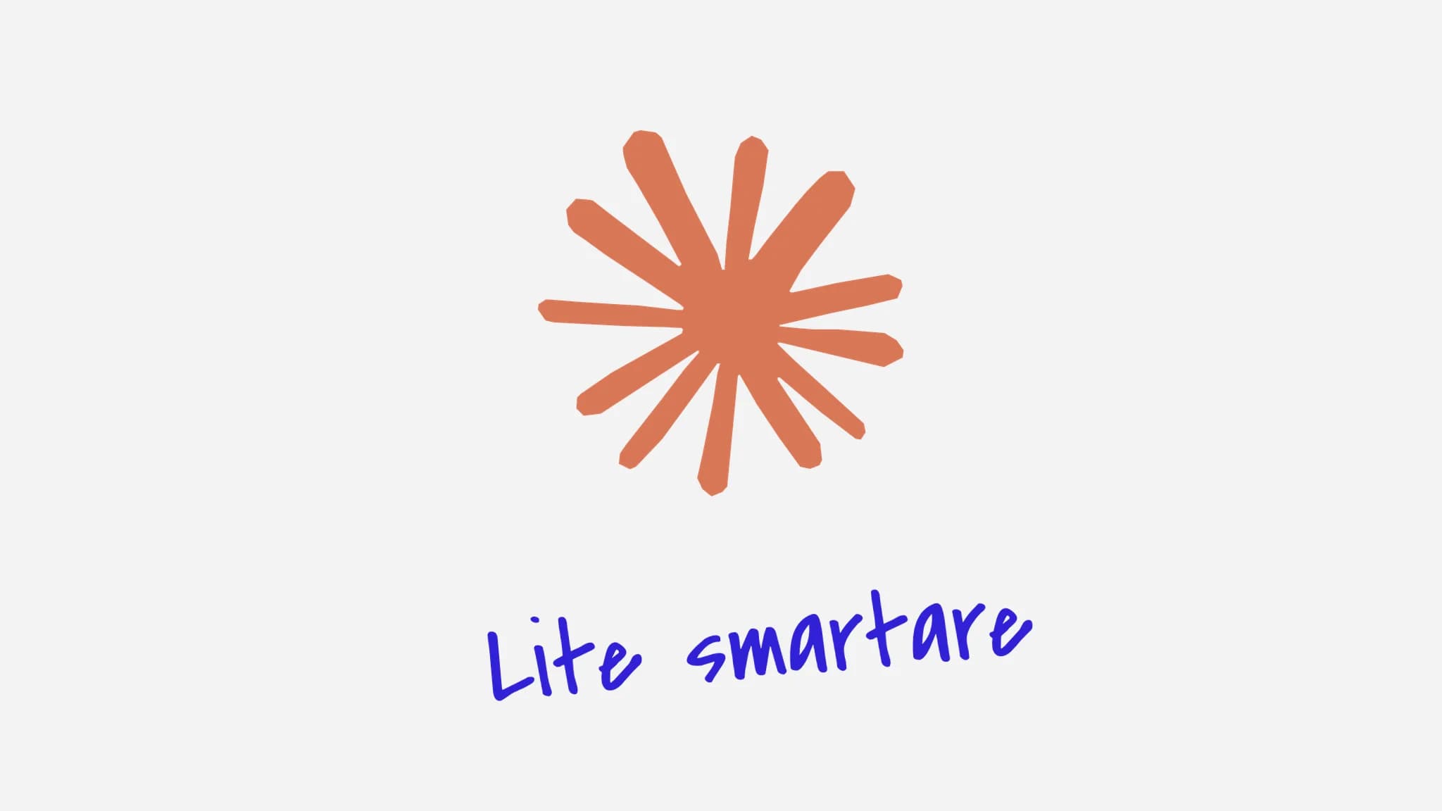 Centrerad orange Claude-symbol med den blå handskrivna texten ”Lite smartare” lätt snedställd på ljusgrå bakgrund.