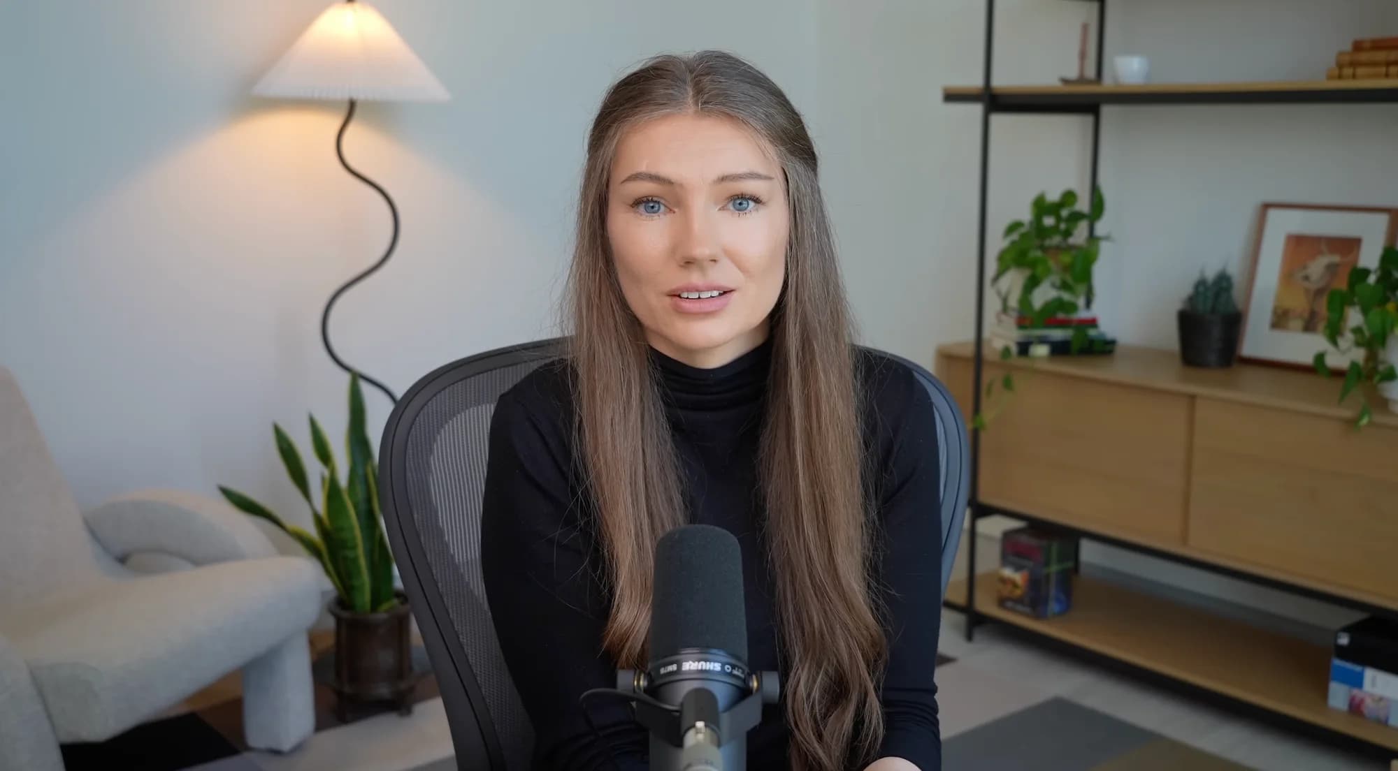 Vanessa Wingårdh sitter framför en mikrofon i ett hemmakontor under en videoinspelning.