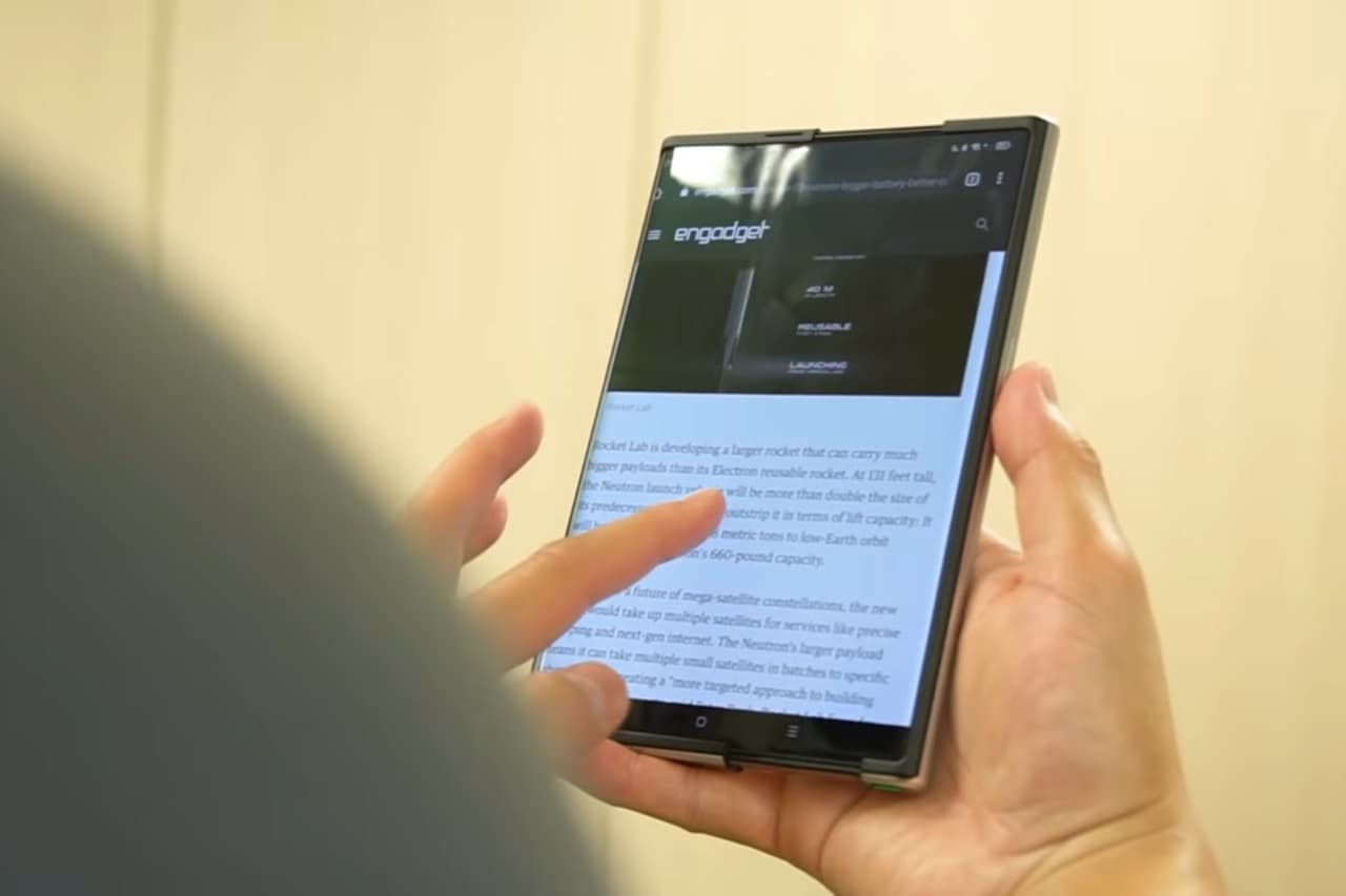 Engadget tar sig en närmare titt på Oppos telefon med rullbar skärm