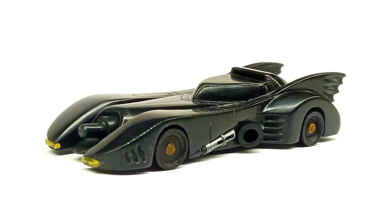 Bygger miniatyr av batmobilen från delar av högtalare