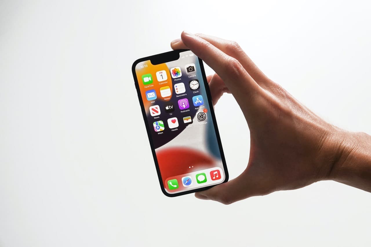 Nästa generations iPhone Pro ryktas få skärm med hål för kamera