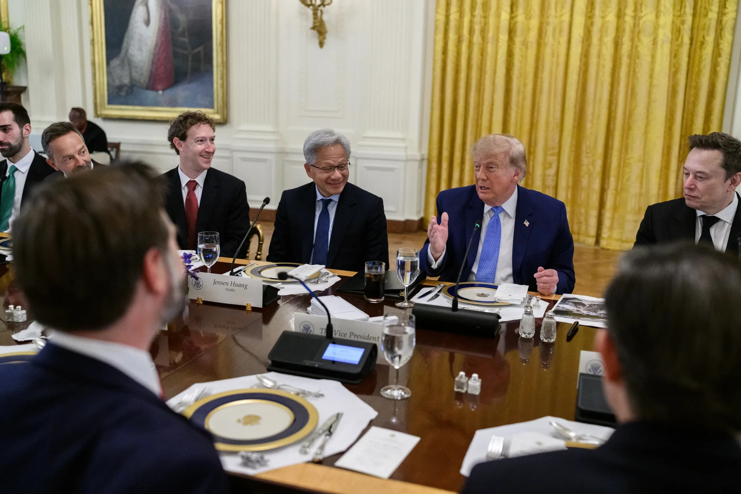 Donald Trump samtalar med deltagare vid Vita husets AI-lunch den 29 september 2026.
