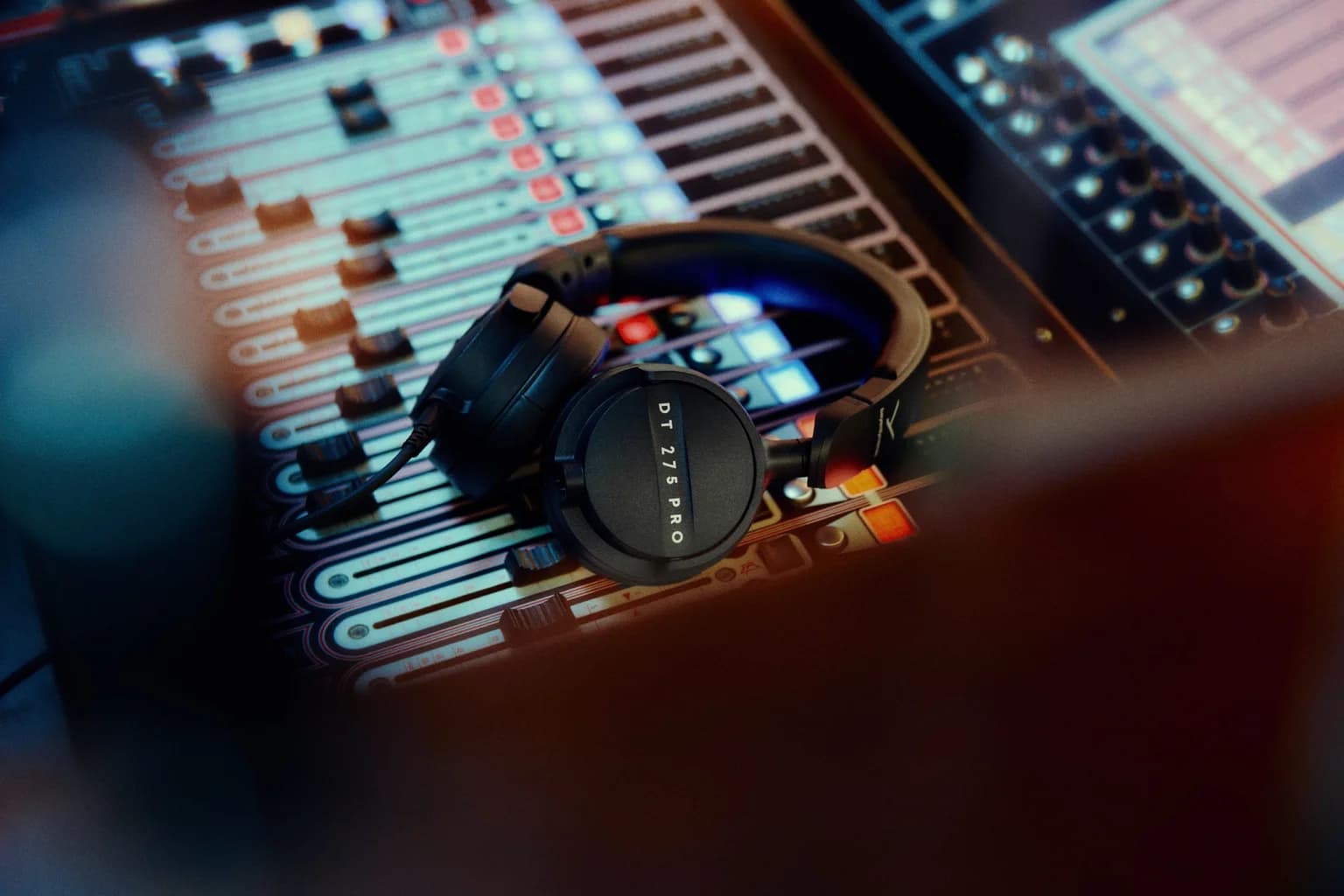 beyerdynamic DT 275 PRO-hörlurar på ett mixerbord i en studiomiljö.
