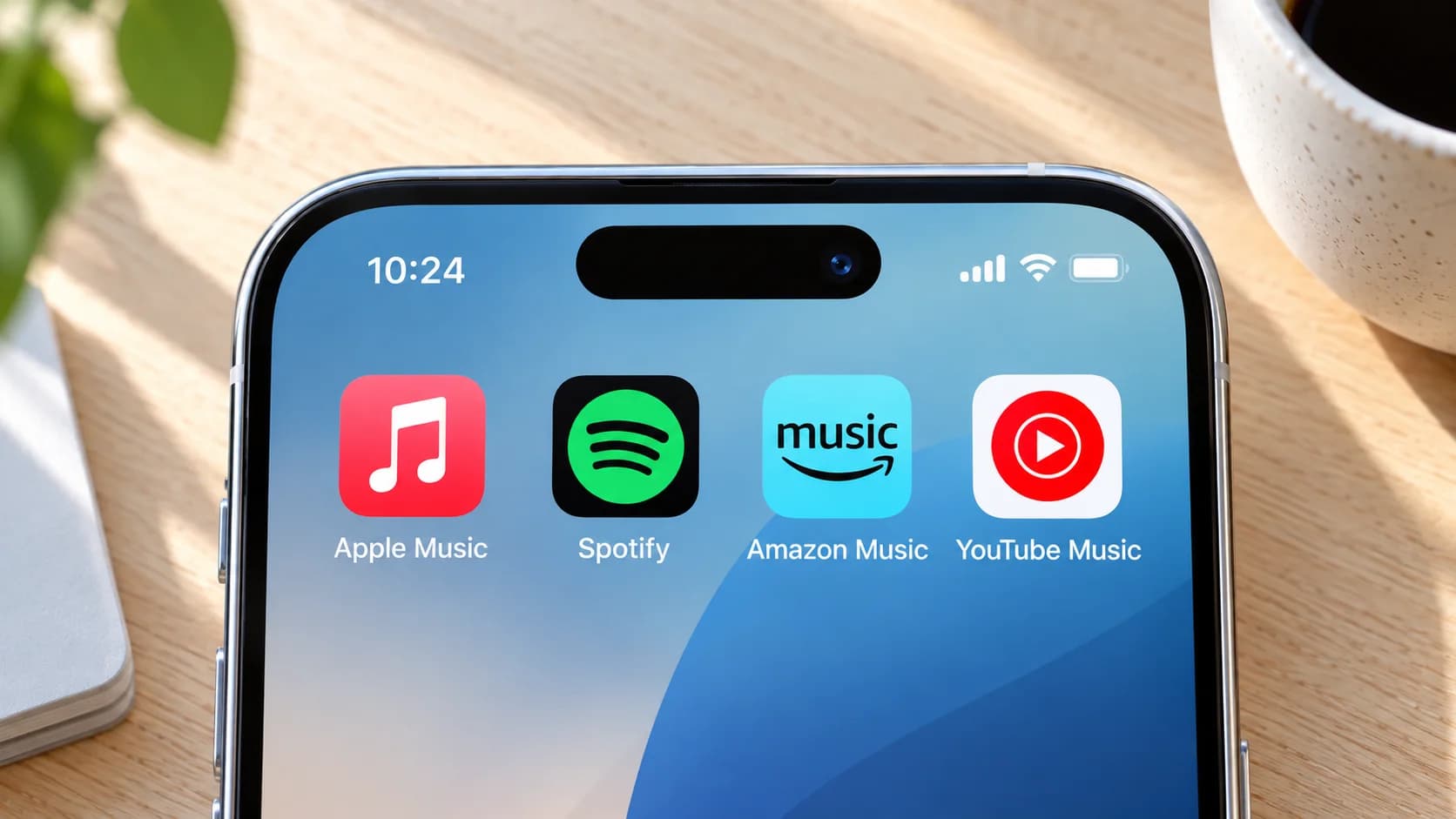 Närbild av en modern iPhone med apparna Apple Music, Spotify, Amazon Music och YouTube Music på skärmen.