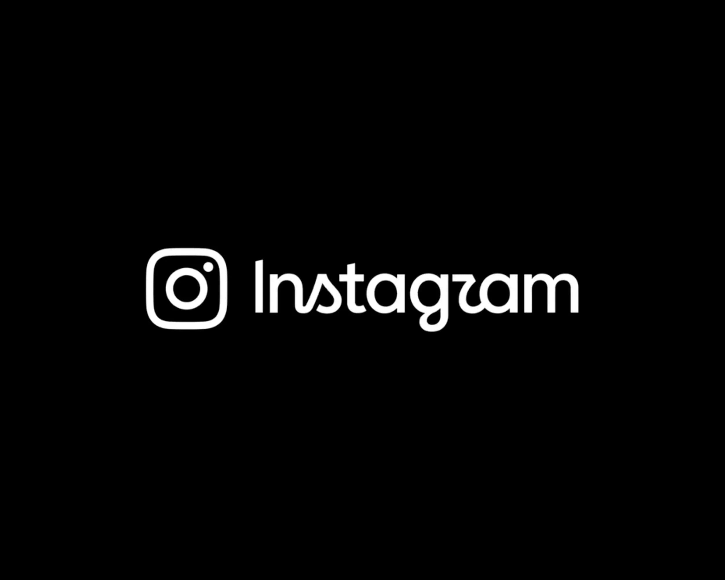 Instagrams nya vita ordmärke och kameraikon mot svart bakgrund.