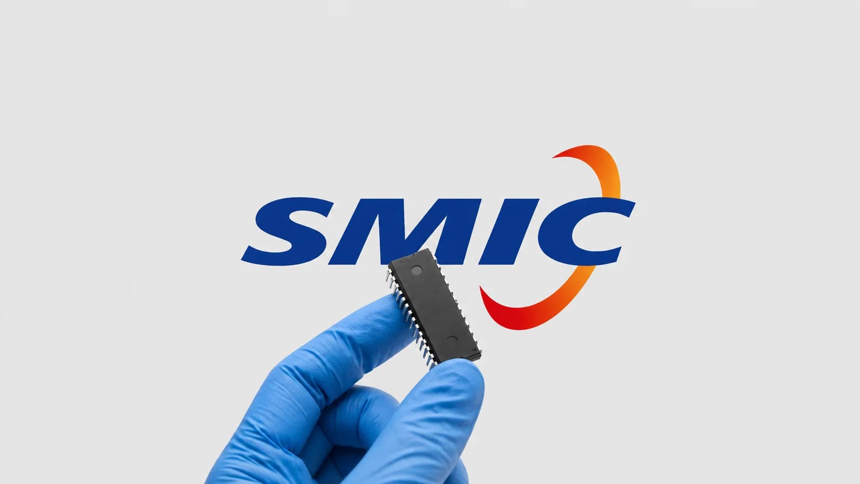 Blå handske håller ett halvledarchip framför SMIC-logotypen på ljusgrå bakgrund.