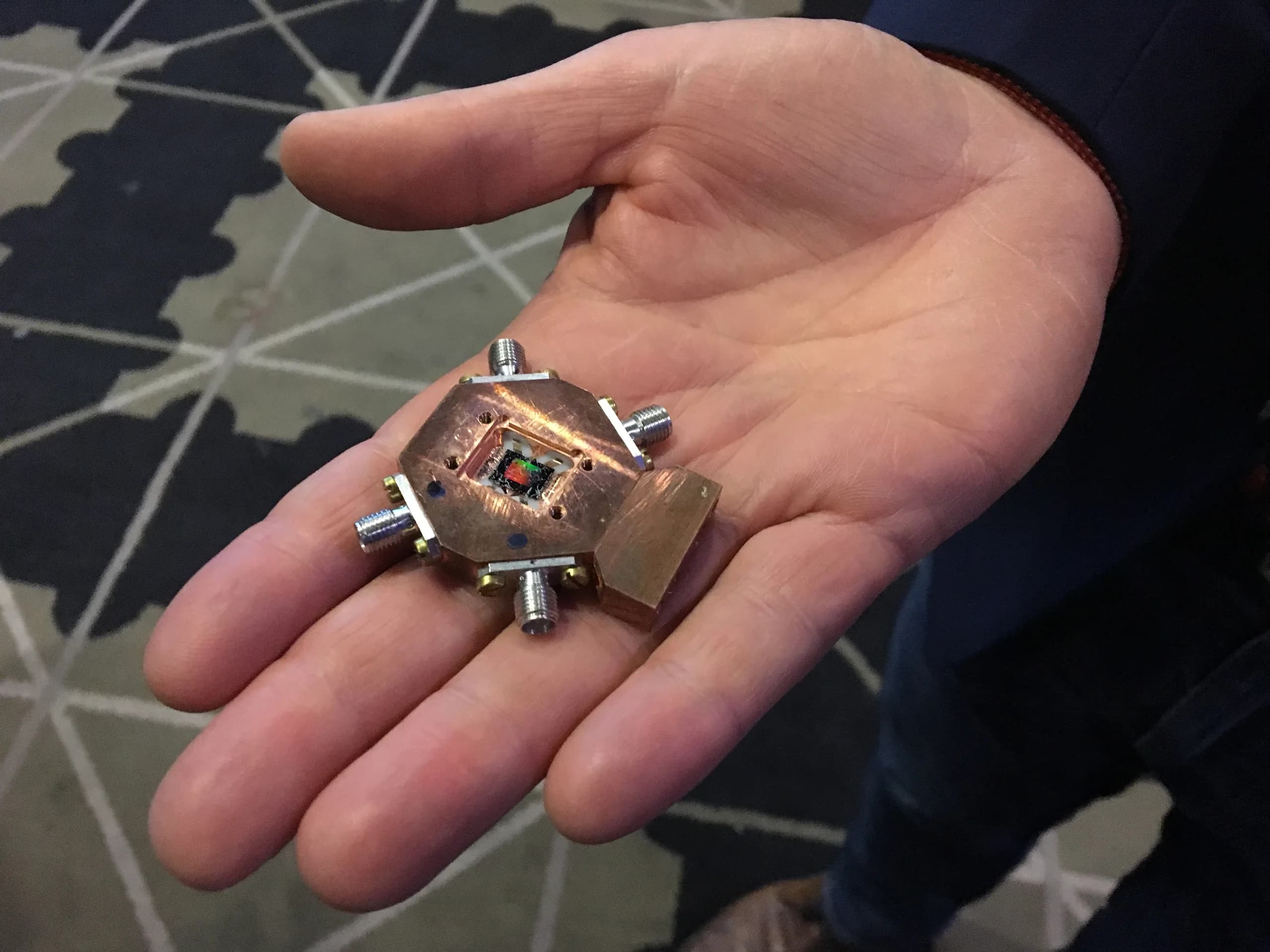 En hand håller en liten kvantprocessor med metallhölje och anslutningar. Processorn tillverkades vid Chalmers 2017 och hör inte till den aktuella studien.