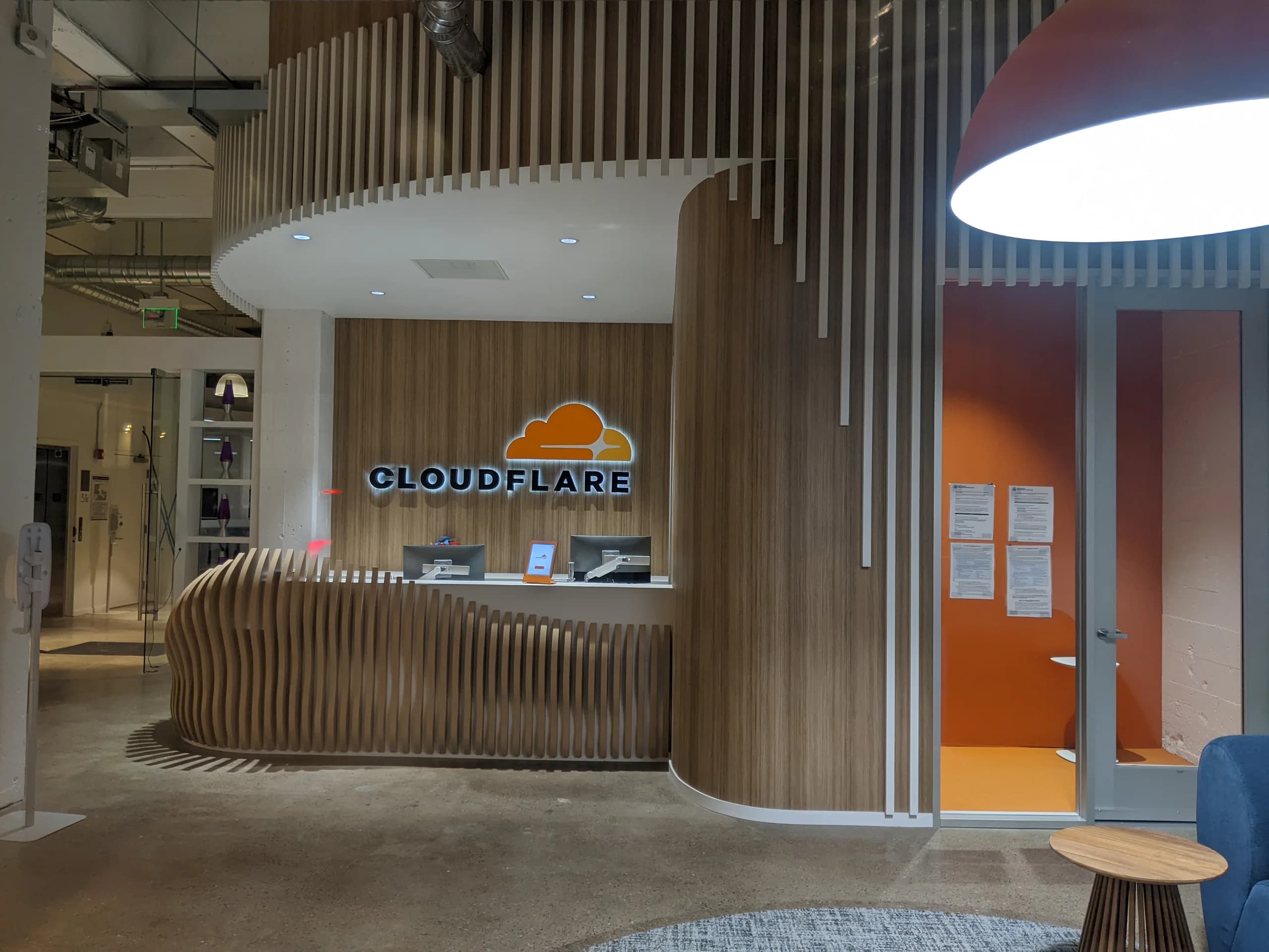 Receptionen på Cloudflares kontor i San Francisco, med företagets logotyp på en träklädd vägg. Arkivfoto från december 2021.