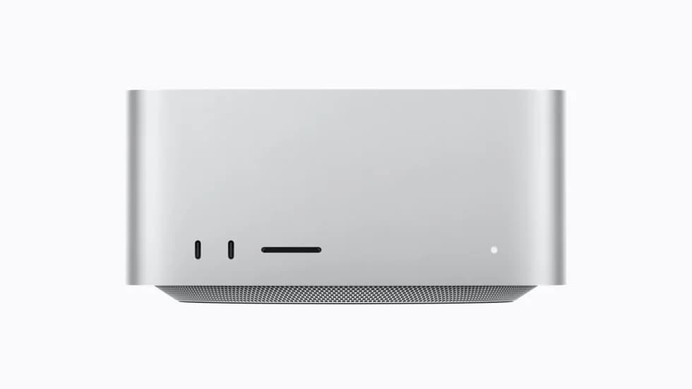 Nya Mac Studio framifrån i silver med två USB-C-portar och kortläsare på framsidan.