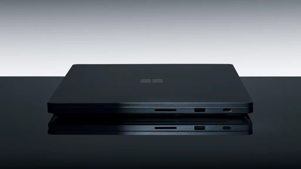 Microsoft Surface Laptop Ultra i mörk färg, stängd och fotograferad från sidan.