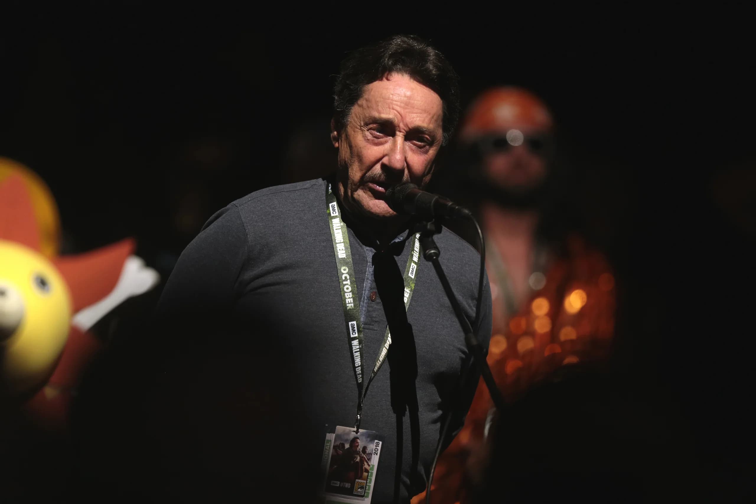 Peter Cullen talar i en mikrofon under San Diego Comic-Con 2018.