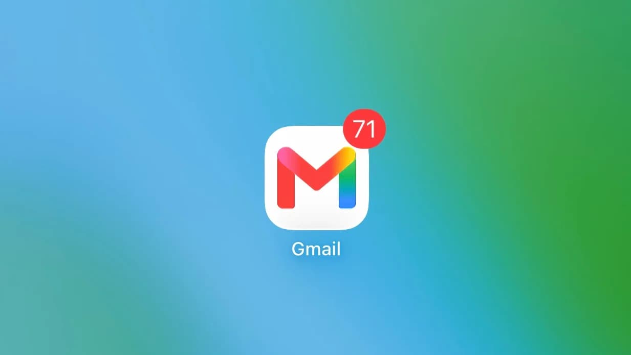 Gmail-ikonen med en röd notisbricka mot en blågrön bakgrund.
