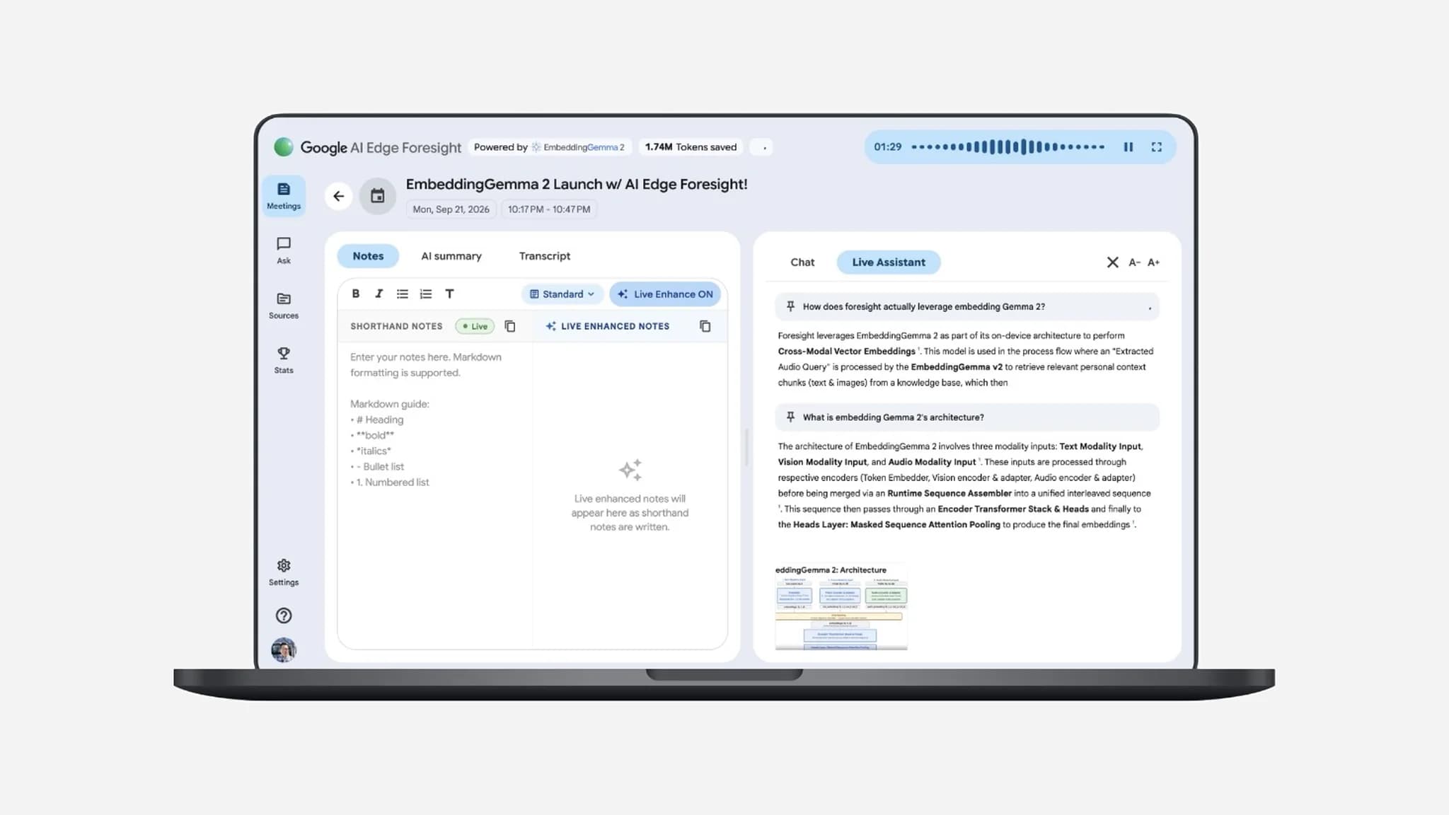 En laptop visar Google AI Edge Foresight med mötesanteckningar till vänster och en liveassistent till höger, mot en ljusgrå bakgrund.