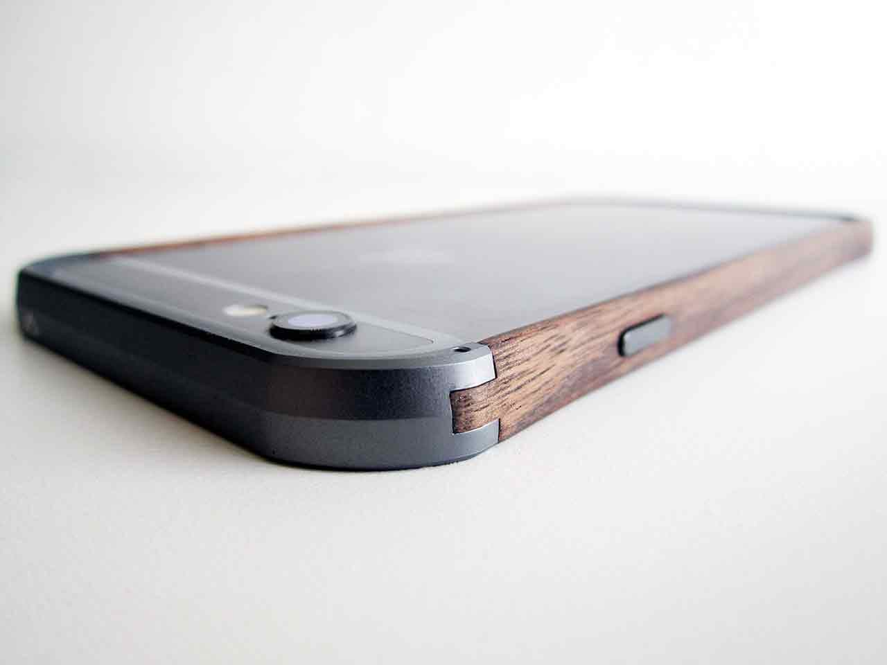 Minimalistisk bumper till iPhone 6 av trä och aluminium