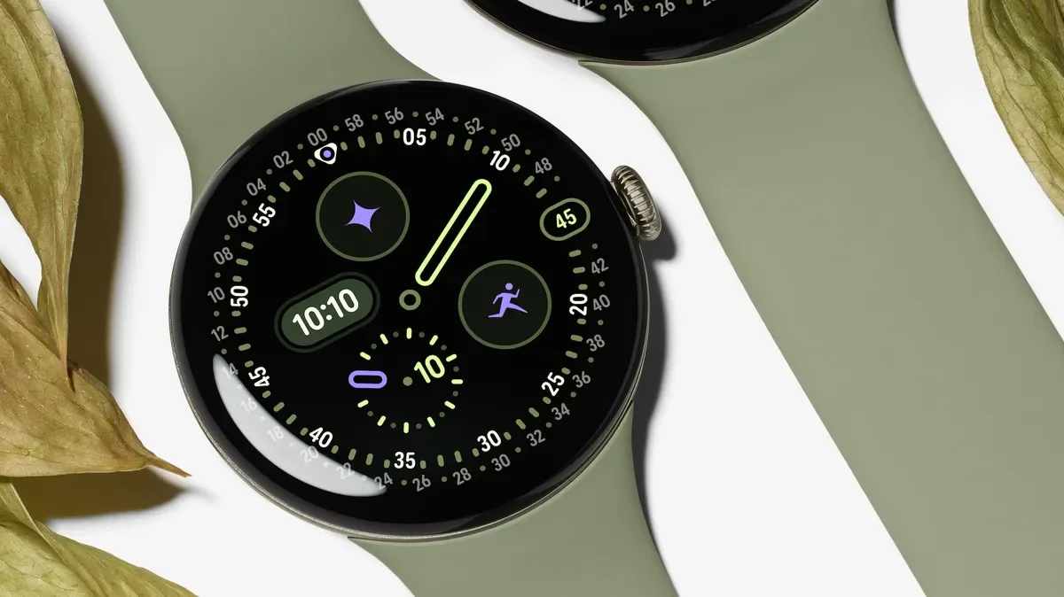 Google Pixel Watch 5 visas i närbild med grön klockrem och urtavla.