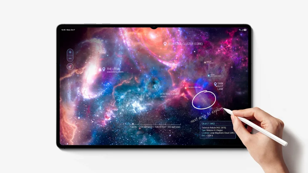 Samsung Galaxy Tab S12 med en färgstark rymdbild på skärmen och en hand som använder S Pen.
