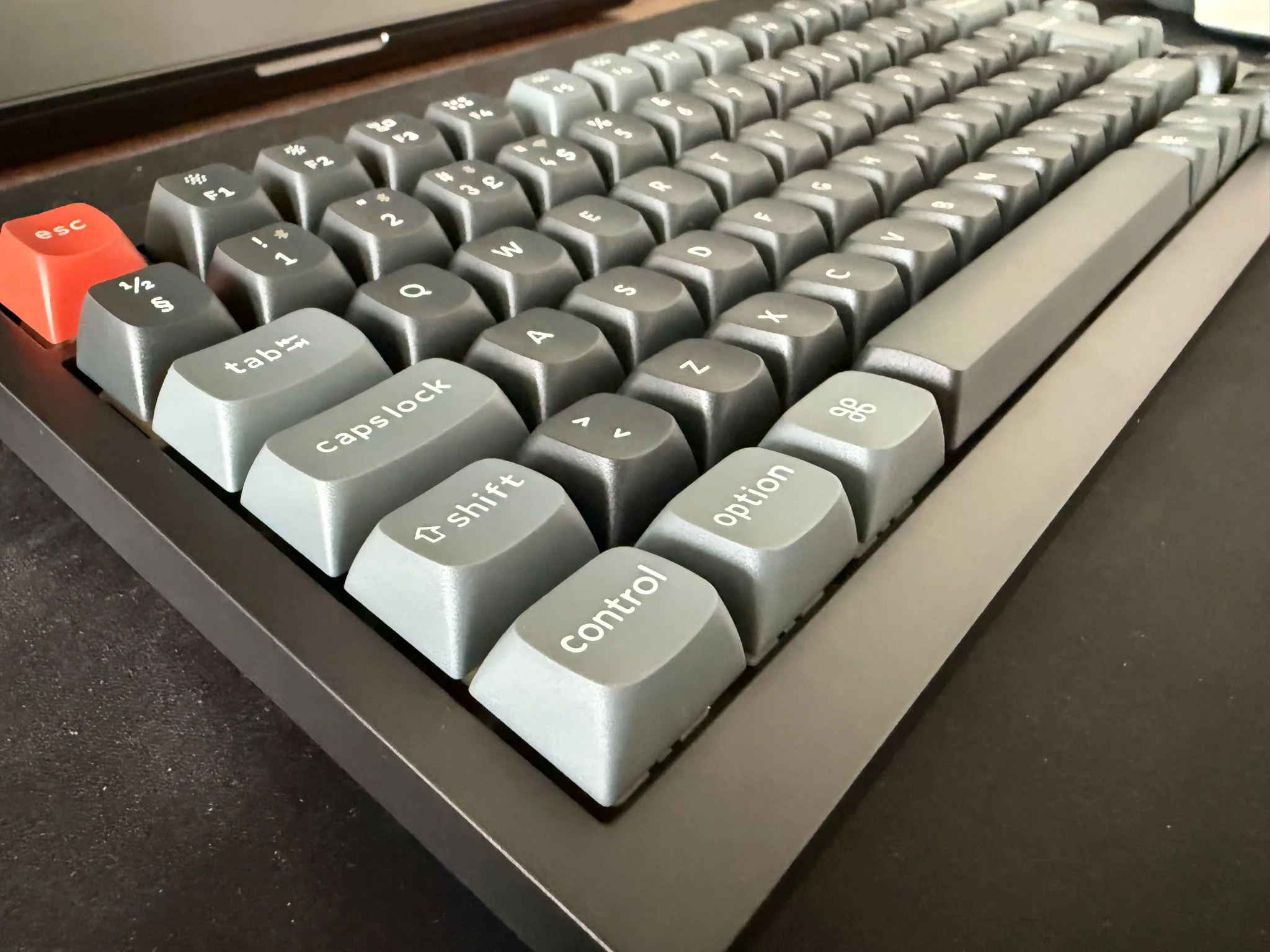 Närbild på tangenterna på Keychron V1 Ultra 8K Wireless.