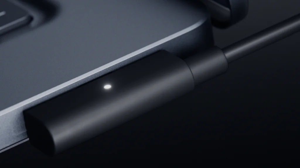 Närbild på Magnetic Connect-kabeln ansluten magnetiskt till USB-C-porten på Surface Laptop Ultra.