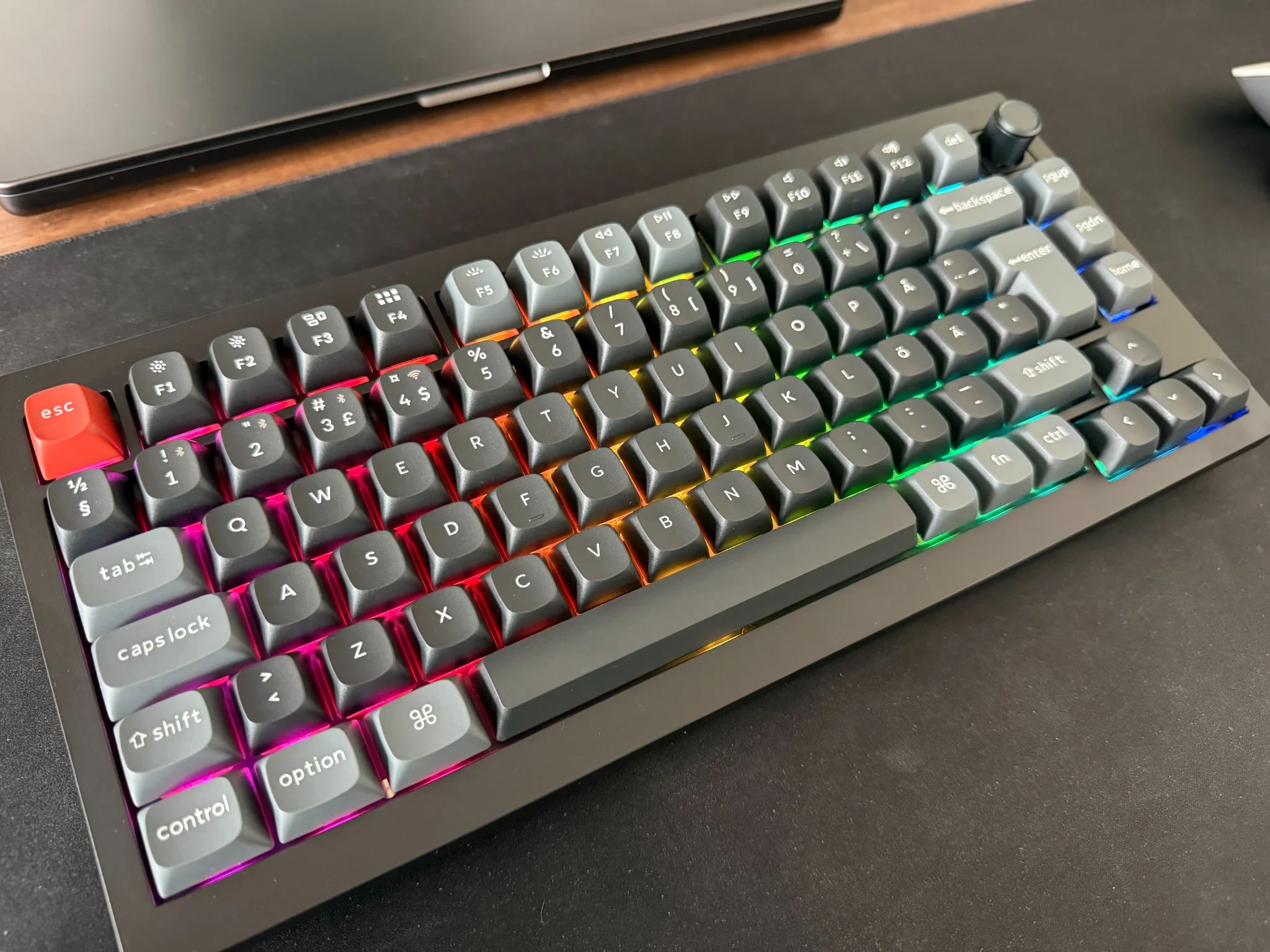 Keychron V1 Ultra 8K Wireless på ett skrivbord med RGB-belysningen på.