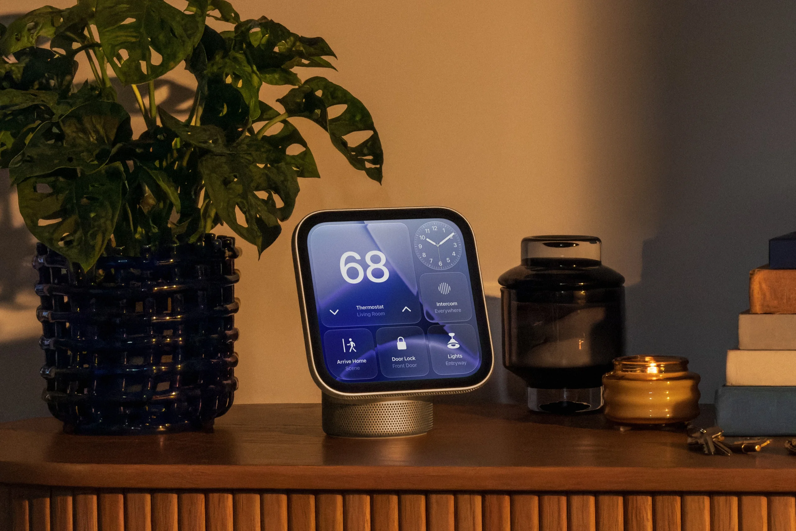 Apple HomeView på en träbyrå, med reglage för temperatur, belysning och dörrlås på skärmen.