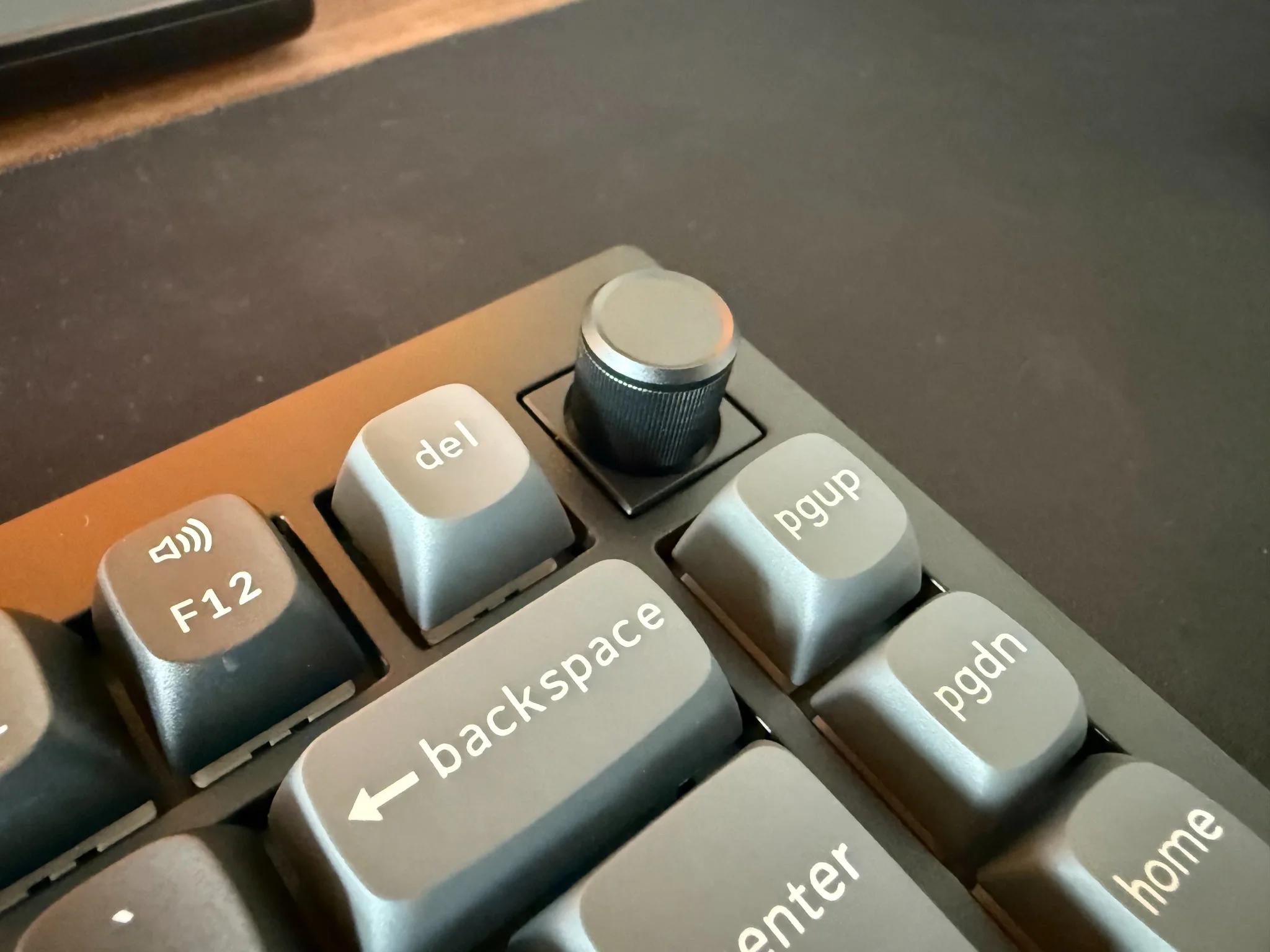 Närbild på volymratten och navigeringstangenterna på Keychron V1 Ultra 8K Wireless.