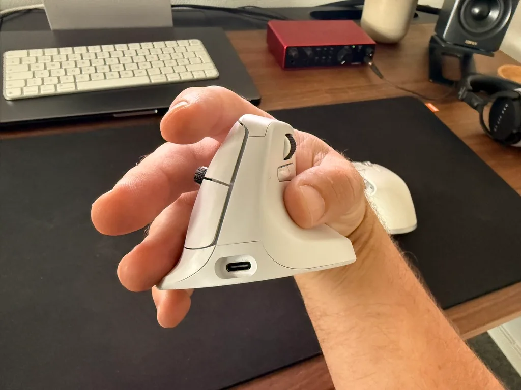 Närbild på sidan av Keychron M5 8K med tumhjul och USB-C-port.