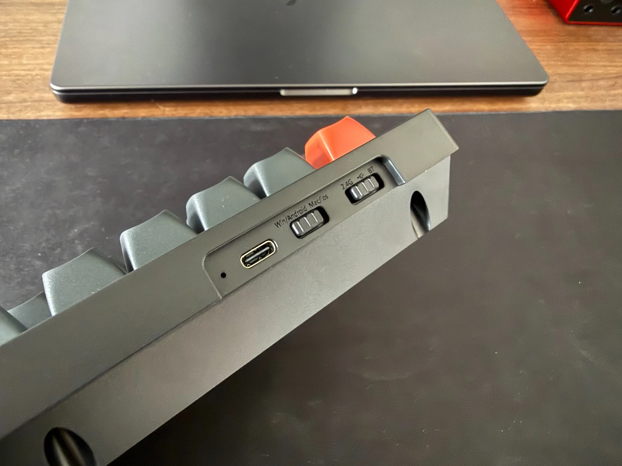 Baksidan av Keychron V1 Ultra 8K Wireless med USB-C och reglage för plattform och anslutningsläge.
