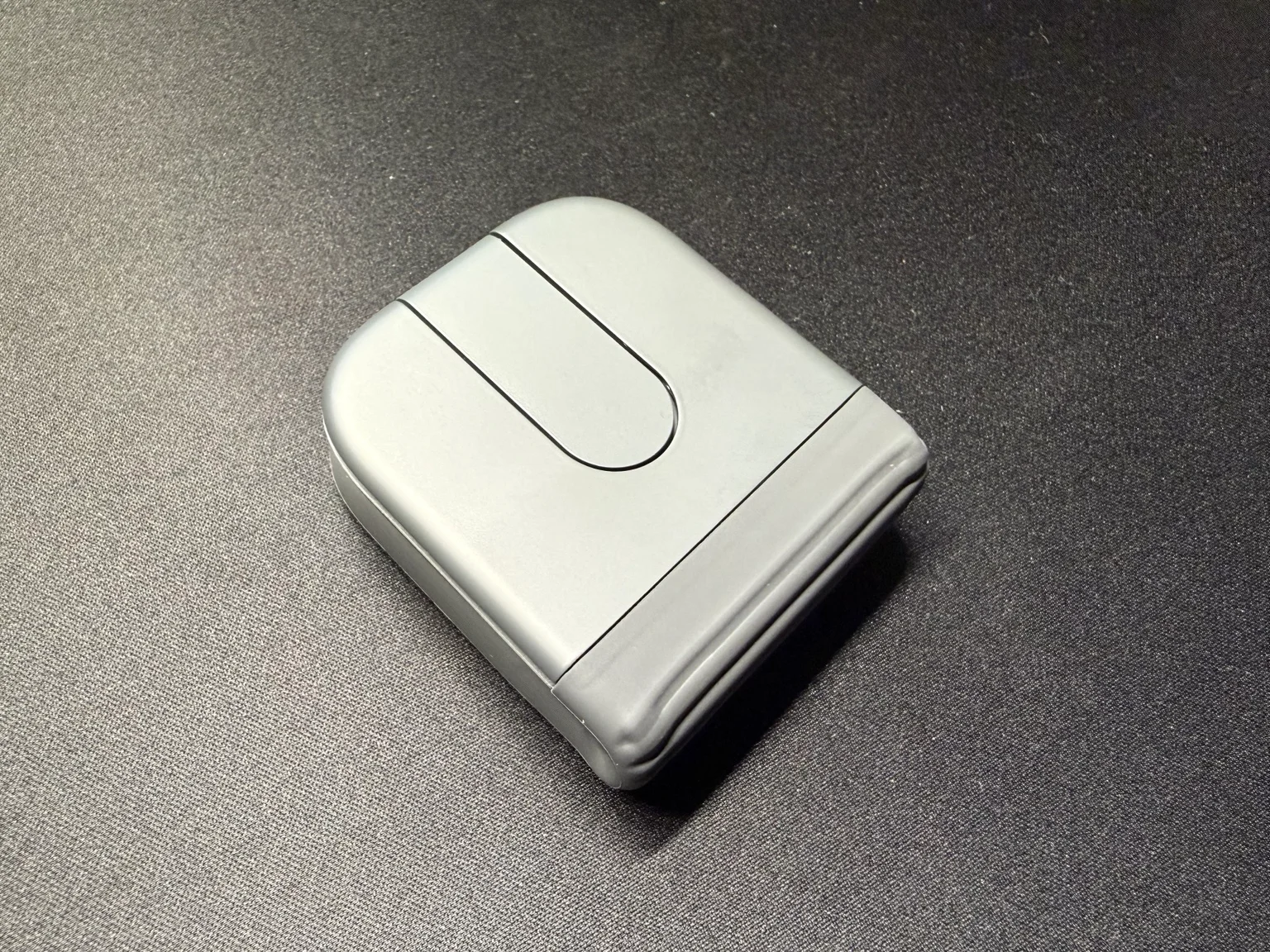 Logitech Mobi Fold hopvikt på en svart skrivbordsmatta.