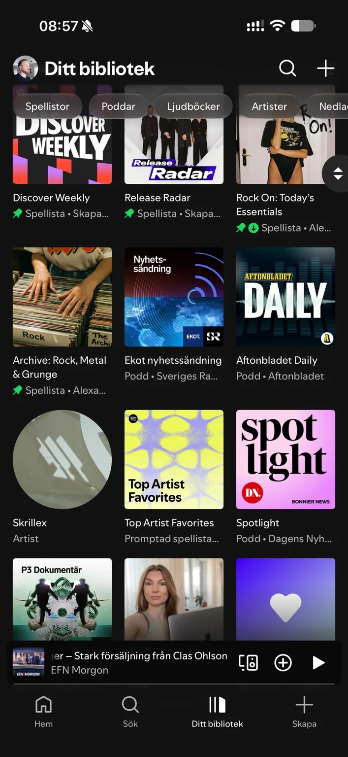 Spotifys bibliotek på iPhone med halvtransparenta filterknappar över spellistornas omslag.