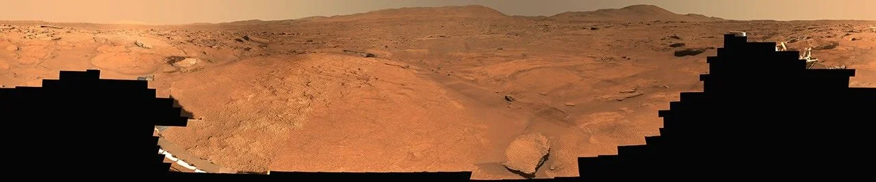Panorama från Perseverance över Turquoise Bay i Jezero-kratern på Mars, med stenig mark, låga höjder och svarta områden längs nederkanten där bilddata saknas.